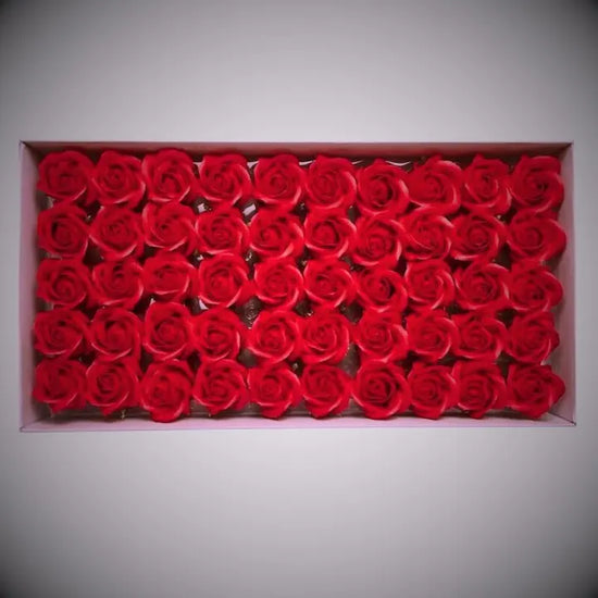 Cutie cu 50 de trandafiri din săpun vișiniu – Eleganță și rafinament pentru orice ocazie SuperUtil.ro