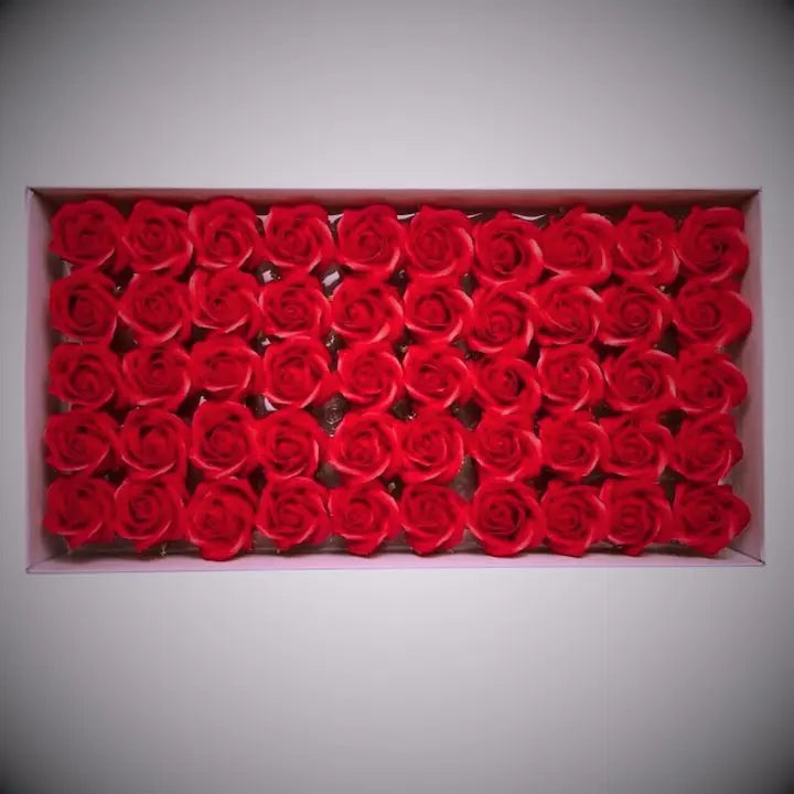 Cutie cu 50 de trandafiri din săpun vișiniu – Eleganță și rafinament pentru orice ocazie SuperUtil.ro