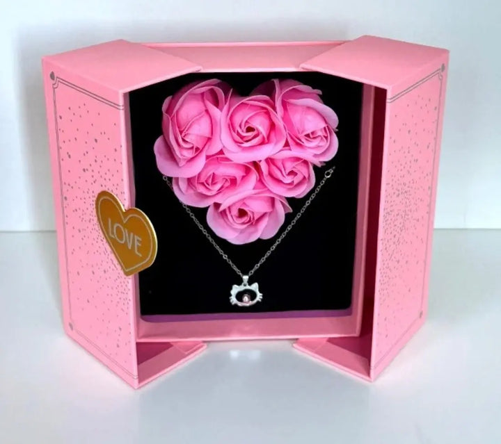 Cutie cu 7 trandafiri și colier LOVE – Cadou romantic și elegant, roz SuperUtil.ro